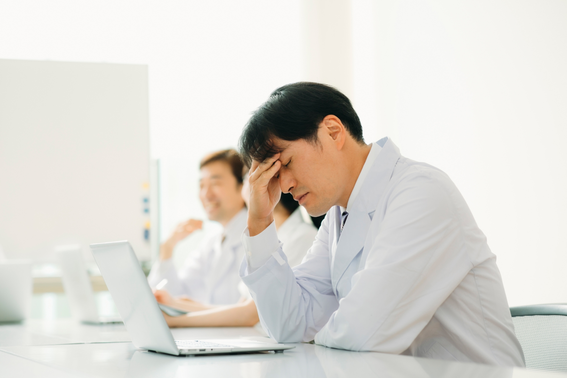 悩んでいる医師のイメージ